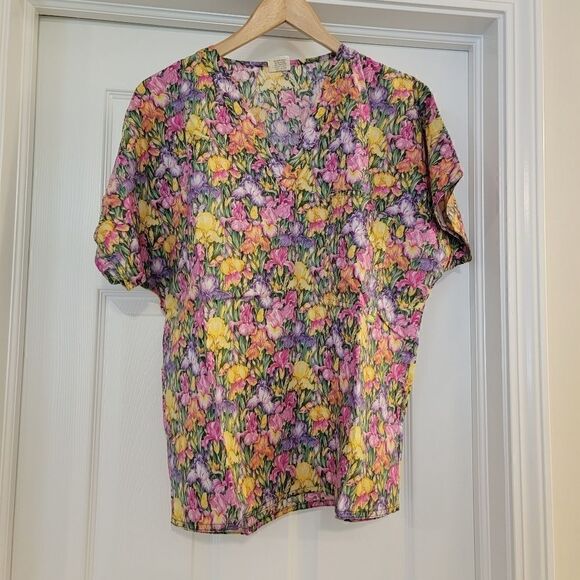 Floral scrub top spring Easter size medium - Picture 1 of 3